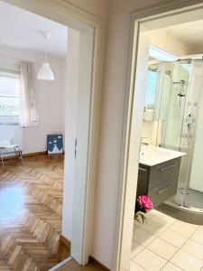 a bathroom with a sink and a mirror at Naturnahe und perfekt angebundene Altbauwohnung Weinort Hohenhaslach in Sachsenheim