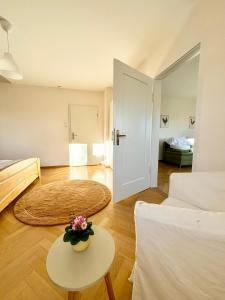 Komforthaus Gartenfreude في ساشسينهايم: غرفة معيشة بها سرير وطاولة