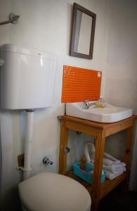 y baño con aseo y lavamanos. en Uy - ROMÁNTICA Cabaña en entorno Natural único, en Mercedes