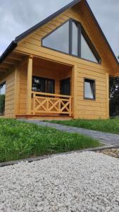 Casa con ventana grande y valla de madera en Pod Kalwarią, 