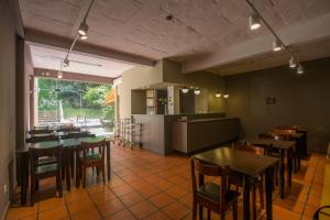een restaurant met tafels en stoelen en een keuken bij Boutique Apartments Plaza Dorrego in Buenos Aires
