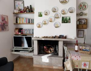 Μια τηλεόραση ή/και κέντρο ψυχαγωγίας στο AnMa Cottages Sole Lago