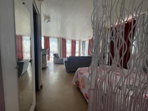 Rúm í herbergi á PENTHOUSE SEASIDE 10 MIN port, croisière et aéroport