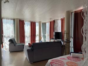 Setusvæði á PENTHOUSE SEASIDE 10 MIN port, croisière et aéroport