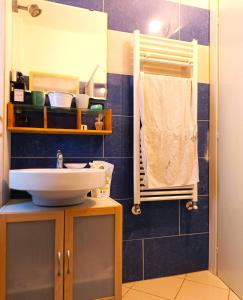 uma casa de banho com um lavatório e um espelho em vista mare em Portovenere
