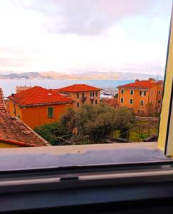 uma vista da cidade a partir de uma janela em vista mare em Portovenere