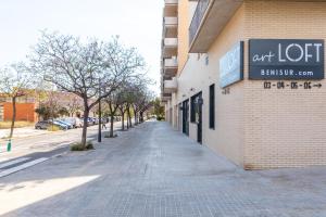 einen leeren Bürgersteig vor einem Gebäude in der Unterkunft ART LOFTS Valencia by Benisur in Valencia