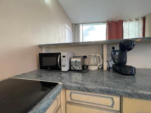 Eldhús eða eldhúskrókur á PENTHOUSE SEASIDE 10 MIN port, croisière et aéroport