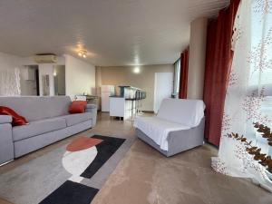 Setusvæði á PENTHOUSE SEASIDE 10 MIN port, croisière et aéroport