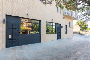 ein Backsteingebäude mit schwarzen Türen und Fenstern in der Unterkunft ART LOFTS Valencia by Benisur in Valencia
