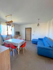 A seating area at Trilocale Giglio, in residence con piscina