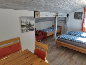 Pokój z 2 łóżkami piętrowymi i stołem w obiekcie Gästehaus Gruben w mieście Oberstdorf