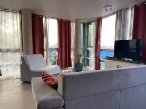 Sjónvarps- og/eða afþreyingartæki á PENTHOUSE SEASIDE 10 MIN port, croisière et aéroport