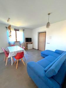A seating area at Trilocale Giglio, in residence con piscina