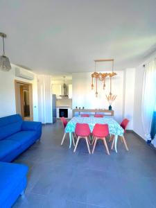 A seating area at Trilocale Giglio, in residence con piscina