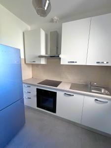 A kitchen or kitchenette at Trilocale Giglio, in residence con piscina