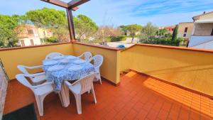 A balcony or terrace at Trilocale Giglio, in residence con piscina