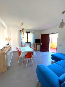 A kitchen or kitchenette at Trilocale Giglio, in residence con piscina