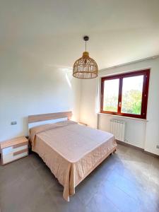 A bed or beds in a room at Trilocale Giglio, in residence con piscina