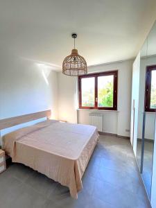 A bed or beds in a room at Trilocale Giglio, in residence con piscina
