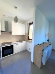 A kitchen or kitchenette at Trilocale Giglio, in residence con piscina