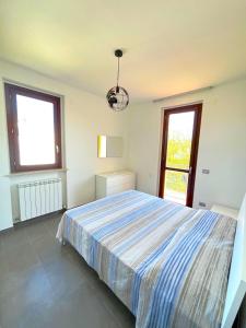 A bed or beds in a room at Trilocale Giglio, in residence con piscina