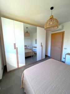A bed or beds in a room at Trilocale Giglio, in residence con piscina