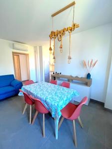 A seating area at Trilocale Giglio, in residence con piscina