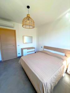 A bed or beds in a room at Trilocale Giglio, in residence con piscina