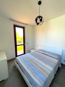 A bed or beds in a room at Trilocale Giglio, in residence con piscina
