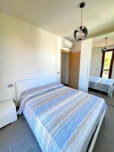 A bed or beds in a room at Trilocale Giglio, in residence con piscina