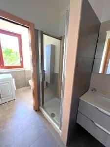 A bathroom at Trilocale Giglio, in residence con piscina