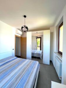 A bed or beds in a room at Trilocale Giglio, in residence con piscina