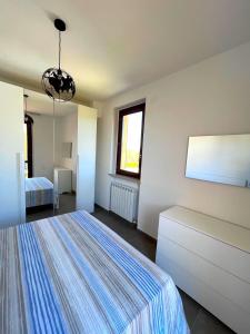 A bed or beds in a room at Trilocale Giglio, in residence con piscina