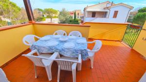A balcony or terrace at Trilocale Giglio, in residence con piscina