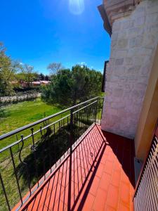A balcony or terrace at Trilocale Giglio, in residence con piscina