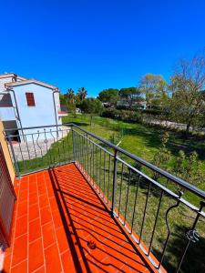 A balcony or terrace at Trilocale Giglio, in residence con piscina