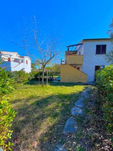 A garden outside Trilocale Giglio, in residence con piscina