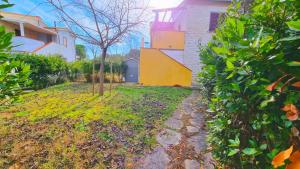 A garden outside Trilocale Giglio, in residence con piscina