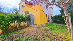 A garden outside Trilocale Giglio, in residence con piscina