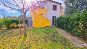 A garden outside Trilocale Giglio, in residence con piscina