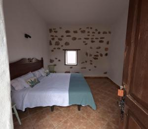 Łóżko lub łóżka w pokoju w obiekcie Casa Rural Muchichafe
