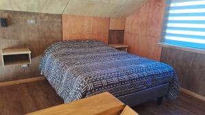 1 dormitorio con 1 cama en una habitación en Cabaña Valdivia Piedra Blanca 2, en Valdivia