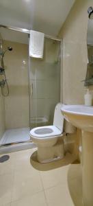 uma casa de banho com um chuveiro, um WC e um lavatório. em 1B Barabas em Mijas Costa