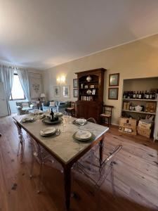 - un salon avec une table et des chaises en bois dans l'établissement Maestra Exclusive Chianti House, Tuscany, à Poggibonsi