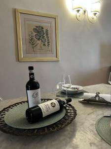 - une bouteille de vin assise au-dessus d'une table dans l'établissement Maestra Exclusive Chianti House, Tuscany, à Poggibonsi