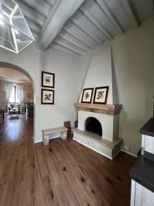 - un salon avec une cheminée et un canapé dans l'établissement Maestra Exclusive Chianti House, Tuscany, à Poggibonsi