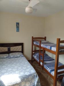 Uma ou mais camas em beliche em um quarto em Apt mar de são josé