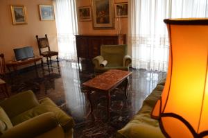 salon z kanapą, krzesłami i stołem w obiekcie Eleganza vicino al centro di Torino w Turynie