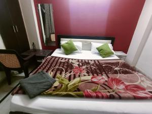 un lit dans une chambre avec un mur rouge dans l'établissement Hotel O D 3 residency, à Ghaziabad 16 autres photos